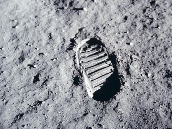 след ботинка на Луне