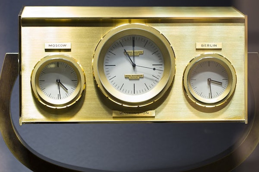 Настольные часы, показывающие время в Москве, Вашингтоне и Берлине, подаренные президенту Кеннеди