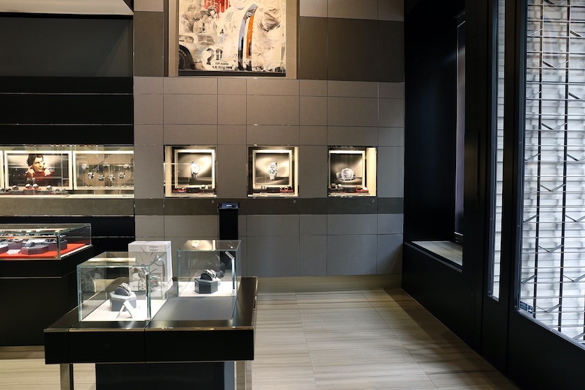 В данный момент в флагманском бутике TAG Heuer размещается выставка винтажных хронографов