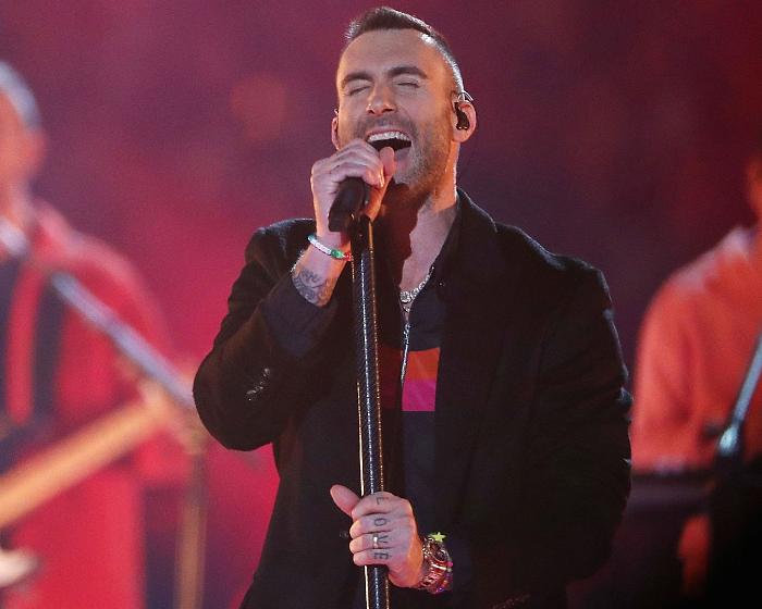 Rainbow Daytona засветились на руке Адама Левина во время шоу на Super Bowl