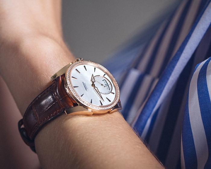 Parmigiani Fleurier приоткрыли завесу на Tonda Métropolitaine в розовом золоте с белым перламутром