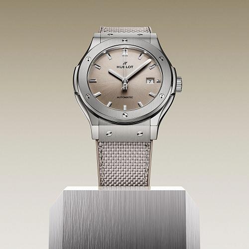 Так выглядит чистота: новинки Hublot Fusion Essential Taupe в монохромном стиле