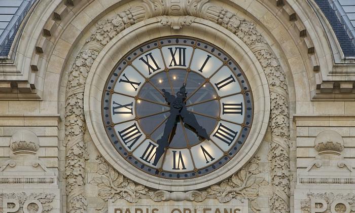 Почему на циферблатах с римскими цифрами используется IIII вместо IV?