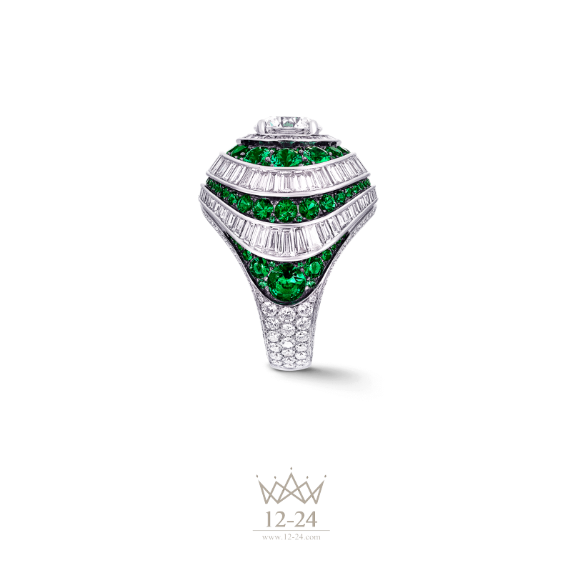 Graff Swirl Baguette Ring Emerald and Diamond RGR503